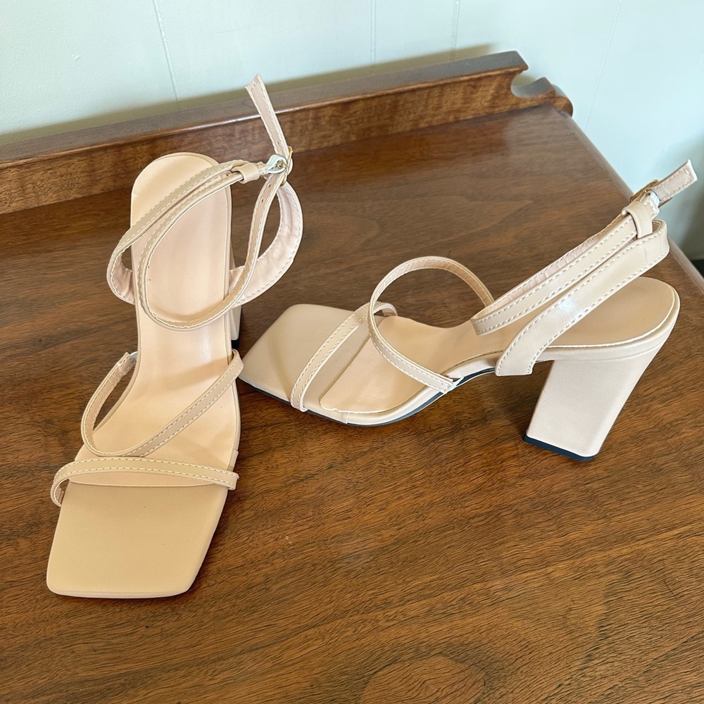 Never worn. Perfect condition. Size 5.5.